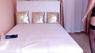 HannahDavis - Dildo Fun In The Bed