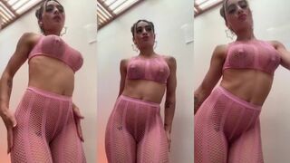 MiaCollie Shows Her Juicy Tits 2026-04-16