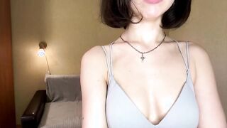 GenesisLebow Short-haired Brunette Cam Model